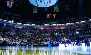 Fenerbahçe taraftarından geceye damga vuran pankart