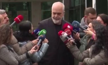 Arnavutluk Başbakanı Edi Rama soru soran gazeteciyi itti: 'Kadın düşmanı'