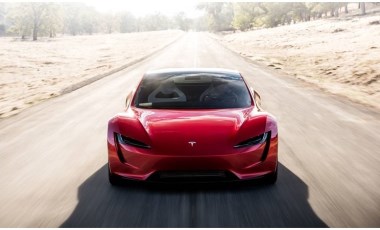 Elon Musk Tesla Roadster için 'Araba değil' dedi! Roketli modelin kanatları olacak mı yanıtladı...