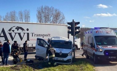 Tekirdağ'da TIR'ın, ışıkta bekleyen minibüse çarptığı kazada 5 kişi yaralandı