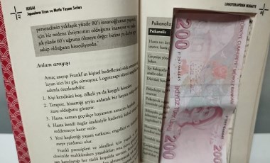 Sahte paralar, kitabın içindeki zuladan çıktı