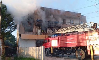 Apartman dumanlara teslim oldu... İki kişi hastaneye kaldırıldı