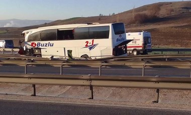 Yolcu otobüsü bariyerlere çarptı! 14 yolcu hastaneye kaldırıldı...