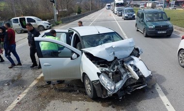 Samsun'da otomobil ile kamyonet çarpıştı: 1'i çocuk 2 kişi yaralandı