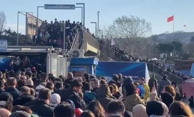 Altunizade'de metrobüs arızalandı, duraklarda yoğunluk oluştu