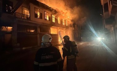 Depremde atıl duruma düşen bir bina alevlere teslim oldu