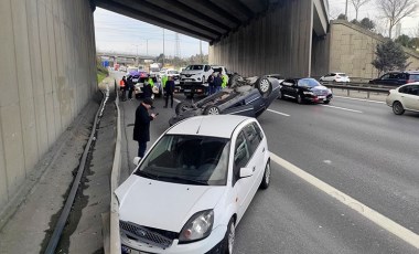 Direksiyon hakimiyetini kaybetti: İki otomobile çarpıp takla attı