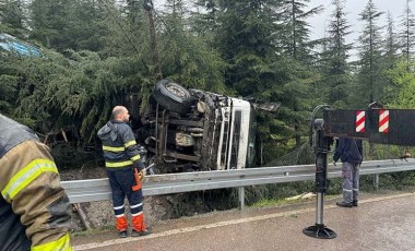 Kocaeli'de devrilen tırın sürücüsü olay yerinde hayatını kaybetti