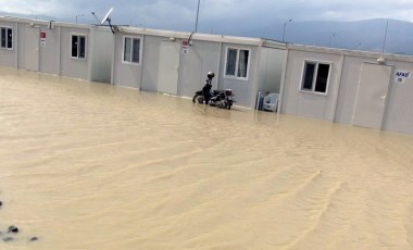 Hatay'da yollar göle döndü: Konteyner kentleri su bastı!