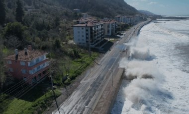 Karadeniz'de fırtına: Dev dalgalar sahil şeridine zarar verdi