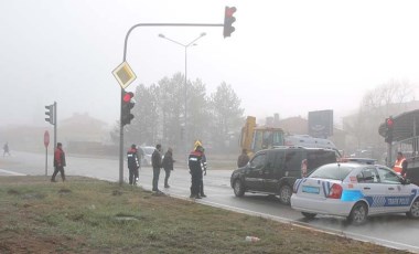 Kırmızı ışıkta bekleyen araca kamyona çarptı: 5 kişi yaralandı