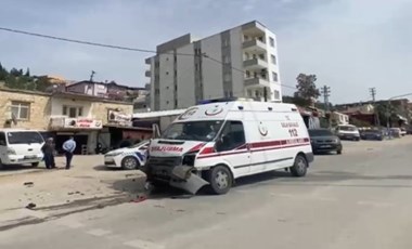 Yaralı taşıyan ambulans otomobille çarpıştı