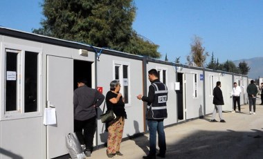 Hatay'da seçmenler sandık başında: Bazıları konteynerlerde oy kullandı