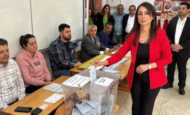 DEM Parti Eş Genel Başkanı Tülay Hatimoğulları Oruç, oyunu Adana'da kullandı