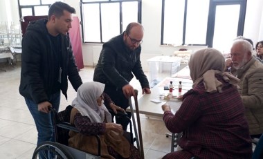 Sedye ve tekerlekli sandalyeyle getirildikleri okulda oy kullandılar