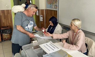 Oy kullanmaya süs tavuğu ile geldi: 'Birlikte oy kullandık'