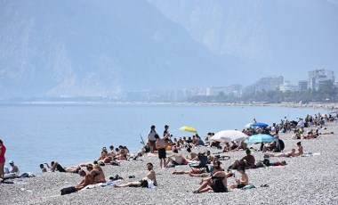 Antalya'da oy kullanan seçmenler sahilde yoğunluk oluşturdu