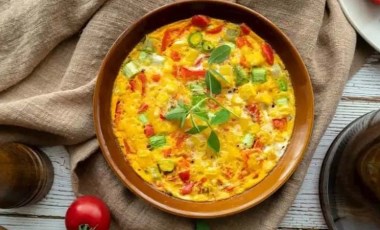 Pratik ve sağlıklı kahvaltılık önerisi! Domatesli omlet tarifi