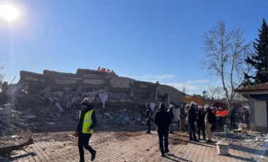 Depremde yıkılan binayla ilgili hakkında yakalama kararı bulunan eski Nurdağı Belediye Başkanı Kavak teslim oldu