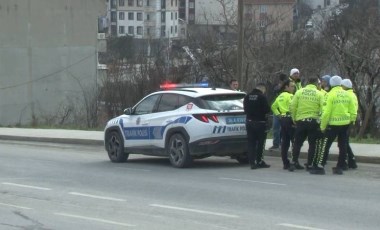 İstanbul'da servis minibüsü trafik polisine çarptı!