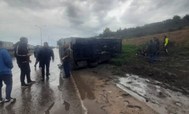 Hatay’da işçi servisi devrildi: Yaralılar var!