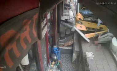 Beyoğlu'nda otobüs kaldırımdakilere çarptı: 2 yaralı