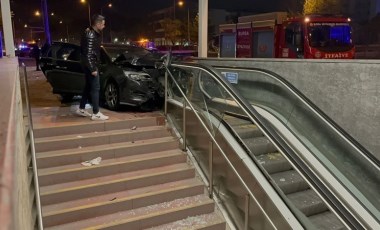 Makas atan otomobil metro istasyonu merdivenlerine çarptı: 4 yaralı