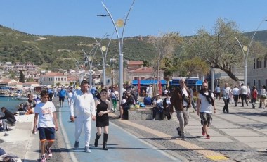 Bayram tatilini fırsat bilenler Foça'ya akın etti