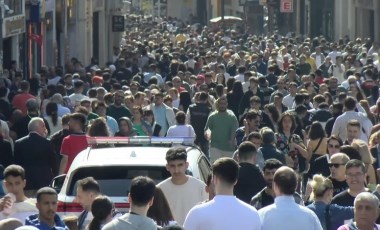 Yerli ve yabancı turist akını… Bayramın son gününde İstiklal Caddesi'nde insan seli