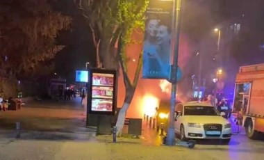 Kadıköy'de park halindeki 2 otomobil alev alev yandı