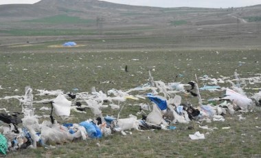 İlçenin 30 yıllık çöpü rüzgarla 10 kilometrelik araziye yayıldı