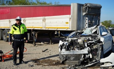 Otomobil servis beleyen yayaya ve TIR dorsesine çarptı: 1 ölü, 2 ağır yaralı