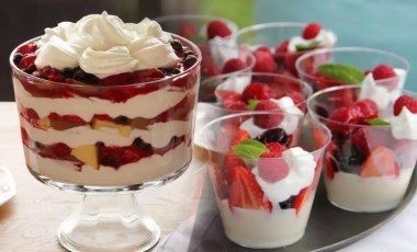 Çayın yanına hem tatlı hem de pratik bir lezzet arayanların gözdesi: Trifle tarifi...