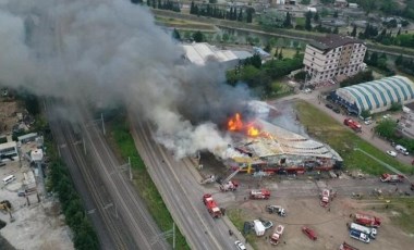 Kocaeli'de market deposunda yangın