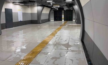 İstanbul'da şiddetli yağış: Metro istasyonunu su bastı