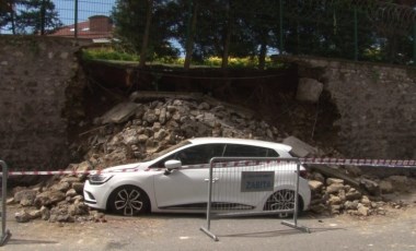 Üsküdar'da site duvarı çöktü: 2 otomobil altında kaldı