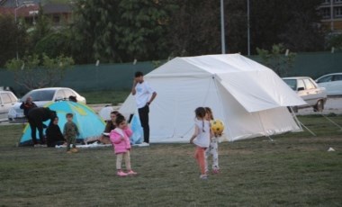 Tokat'ta depremin ardından yurttaşlar parklarda çadır kurdu