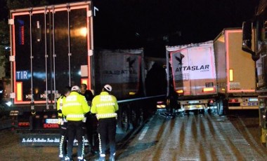 Ataşehir'de zincirleme kaza... Alkollü TIR şoförü park halindeki 2 TIR'a çarptı: 1 yaralı