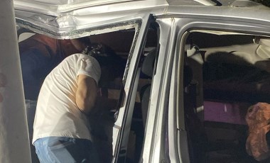 Tarsus'ta minibüs elektrik direğine çarptı: 2 ölü, 3 yaralı