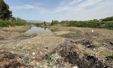 Görüntü tedirgin etti: Büyük Menderes Nehri'nin bazı bölümlerinde sular çekildi