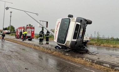 Tekirdağ’da lastiği patlayan servis minibüsü devrildi: 7 yaralı