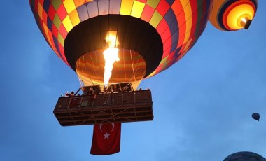 Kapadokya'da balonlar, Türk bayraklarıyla havalandı