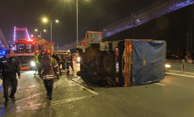 FSM Köprüsü'nde, otomobil ile çarpışan kamyon devrildi: 2 yaralı