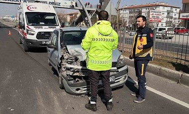 Aksaray'da otomobil ile kamyonet çarpıştı, 3 kişi yaralandı