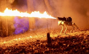 Dünyanın ilk alev fırlatan robot köpeği satışa çıktı!