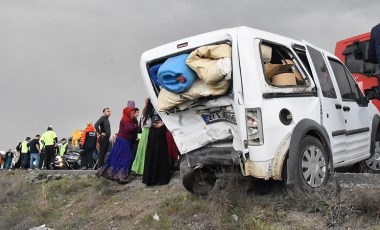 Sivas'ta iki hafif ticari araç çarpıştı: 7 yaralı