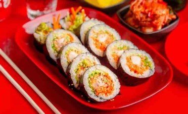 Akşam yemeğinde farklılık arayanlara... Ton Balıklı Kimbap tarifi!