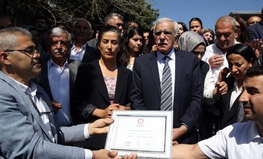 Mardin Büyükşehir Belediye Başkanı Ahmet Türk mazbatasını aldı