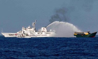 Güney Çin Denizi'nde tansiyon yükseldi: Devriye gemilerine tazyikli su sıktı