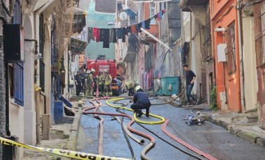 Beyoğlu’nda yangında can pazarı: Binalardan alevler yükseldi, içeride mahsur kalanlar oldu!